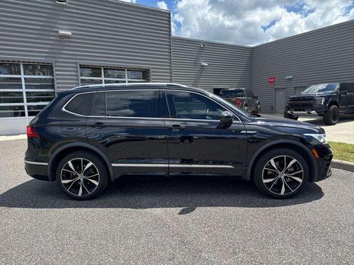 Deep Black Pearl 2022 Volkswagen Tiguan 2.0T SEL R-Line 4MOTION
