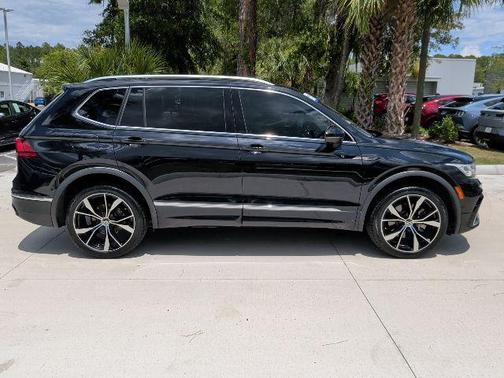 Deep Black Pearl 2022 Volkswagen Tiguan 2.0T SEL R-Line 4MOTION