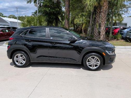 Ultra Black 2022 Hyundai KONA SE