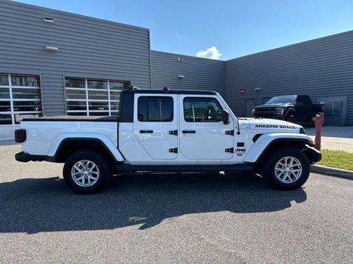 Bright White Clearcoat 2023 Jeep Gladiator Sport S