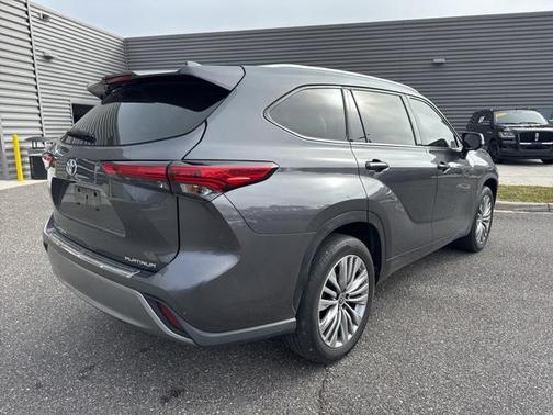 2023 Toyota Highlander Platinum