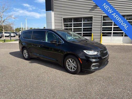 Diamond Black Crystal Pearlcoat 2024 Chrysler Pacifica Touring L