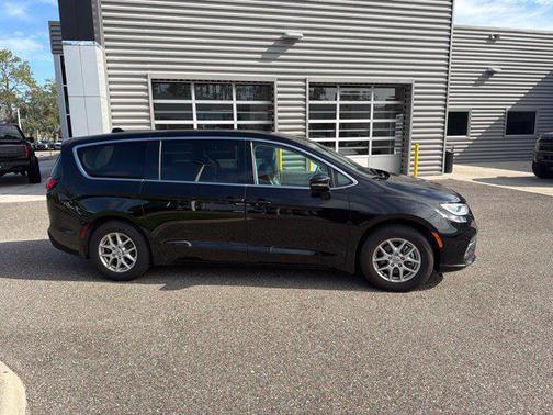 Diamond Black Crystal Pearlcoat 2024 Chrysler Pacifica Touring L