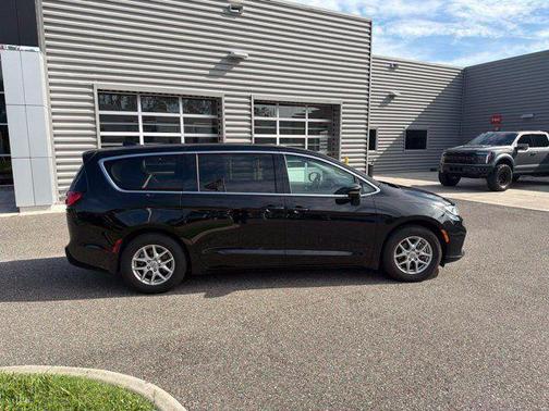 Diamond Black Crystal Pearlcoat 2024 Chrysler Pacifica Touring L