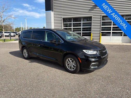 Diamond Black Crystal Pearlcoat 2024 Chrysler Pacifica Touring L