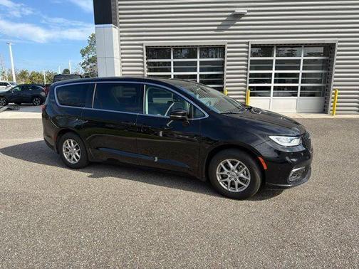 Diamond Black Crystal Pearlcoat 2024 Chrysler Pacifica Touring L