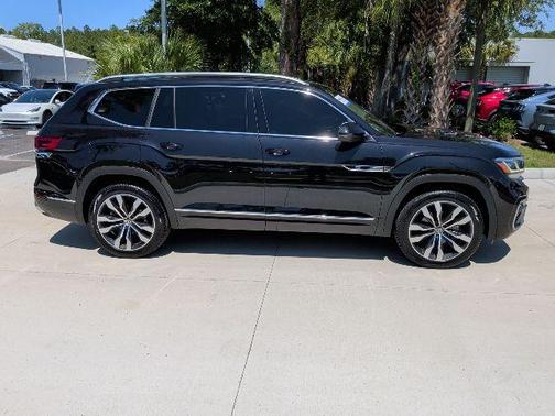 Black 2022 Volkswagen Atlas 3.6L SEL Premium