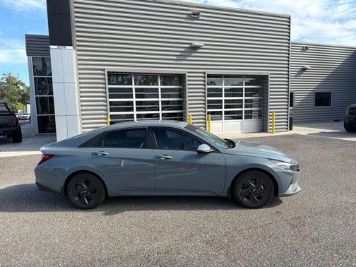 Electric Shadow 2022 Hyundai ELANTRA SEL