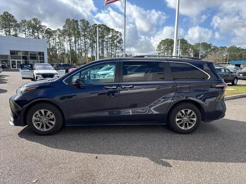 2024 Toyota Sienna XLE