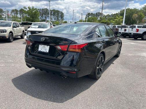 Super Black Clearcoat 2024 Nissan Altima SR FWD