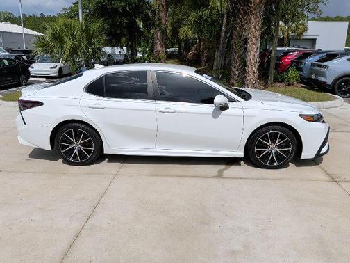 White 2022 Toyota Camry SE