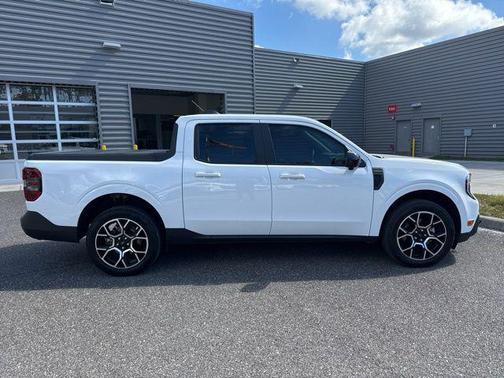 Oxford White 2025 Ford Maverick Lariat