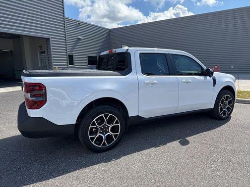 Oxford White 2025 Ford Maverick Lariat