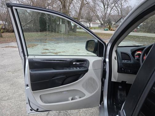 Bright Silver Clearcoat Metallic 2012 Dodge Grand Caravan SXT