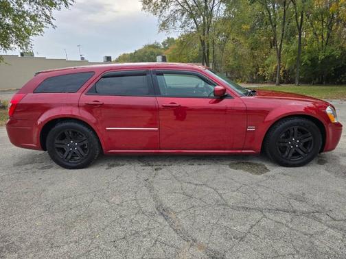 Red 2005 Dodge Magnum R/T