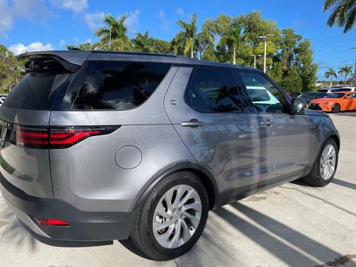 2024 Land Rover Discovery P300 S