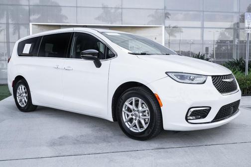 2024 Chrysler Pacifica Touring