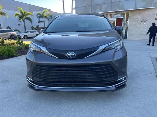 2023 Toyota Sienna XLE