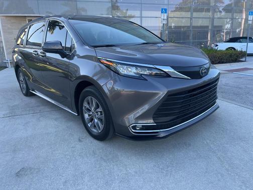 2023 Toyota Sienna XLE