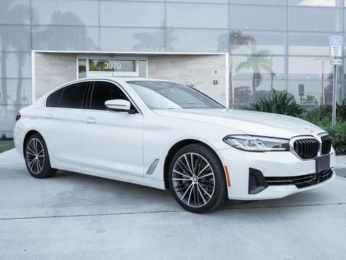 Mineral White Metallic 2023 BMW 540 i xDrive