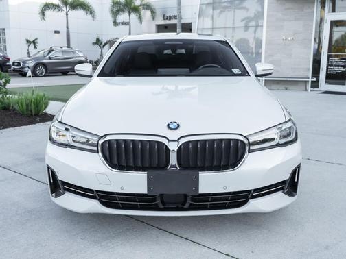 Mineral White Metallic 2023 BMW 540 i xDrive