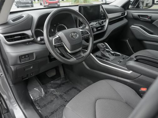 Magnetic Gray Metallic 2023 Toyota Highlander L
