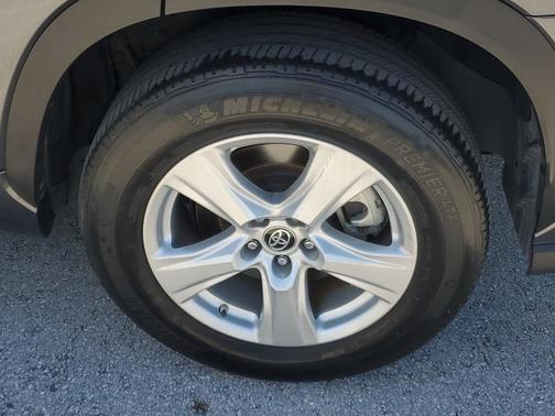 Magnetic Gray Metallic 2023 Toyota Highlander L