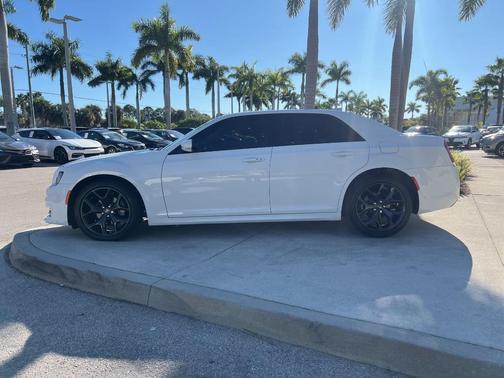 2022 Chrysler 300 Touring L