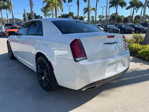 2022 Chrysler 300 Touring L