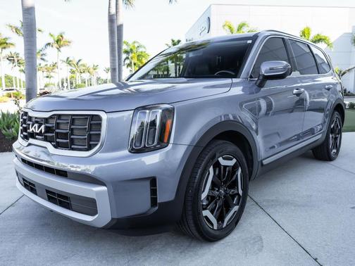 Everlasting Silver 2023 Kia Telluride S