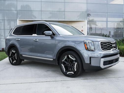 Everlasting Silver 2023 Kia Telluride S