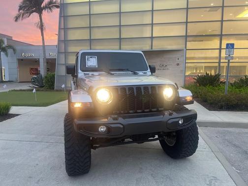 2022 Jeep Gladiator Sport