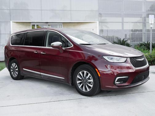 Velvet Red Pearlcoat 2022 Chrysler Pacifica Hybrid Limited