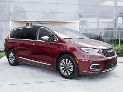 Velvet Red Pearlcoat 2022 Chrysler Pacifica Hybrid Limited