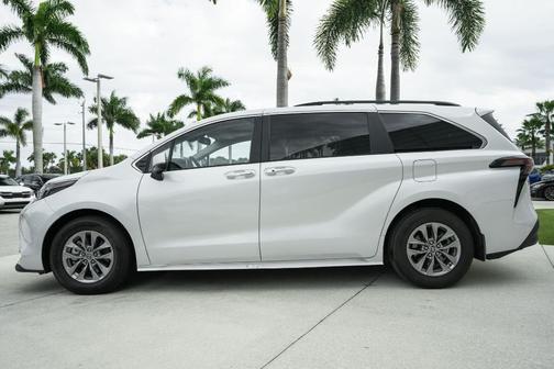 2024 Toyota Sienna XLE