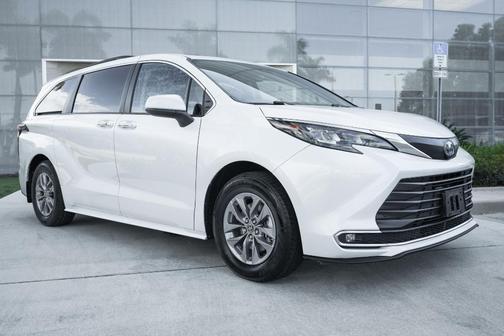 2024 Toyota Sienna XLE