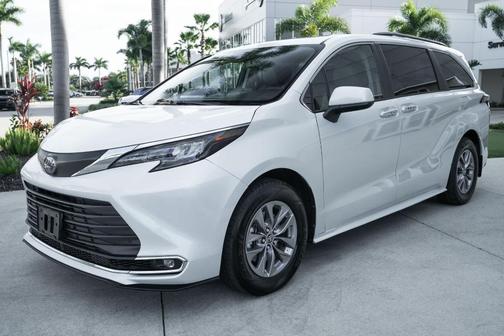 2024 Toyota Sienna XLE