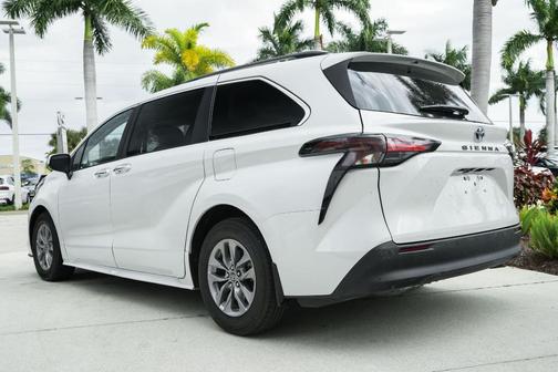 2024 Toyota Sienna XLE