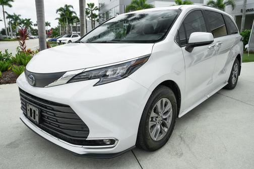 2024 Toyota Sienna XLE