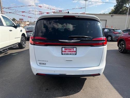 White 2023 Chrysler Pacifica Touring-L