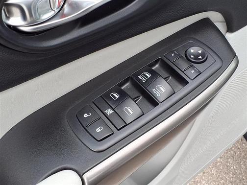 White 2019 Jeep Cherokee Limited 4WD