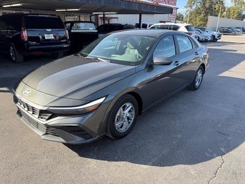 2024 Hyundai ELANTRA SE