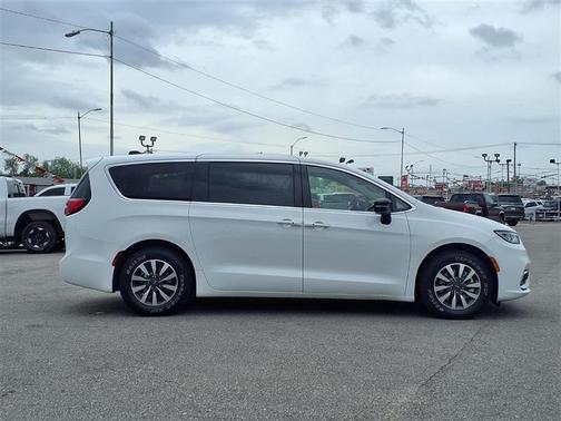 White 2024 Chrysler Pacifica Hybrid Select