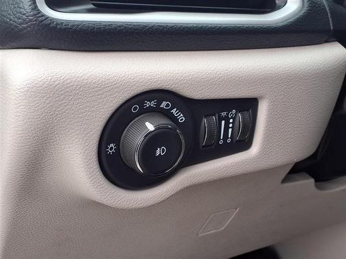 White 2024 Chrysler Pacifica Hybrid Select