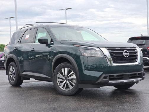 2025 Nissan Pathfinder SL