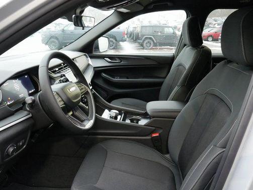 Silver Zynith 2025 Jeep Grand Cherokee Laredo