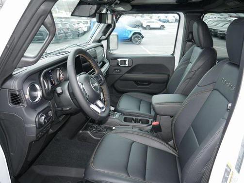 2024 Jeep Wrangler 4-Door Sahara 4x4