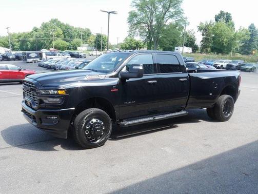 Diamond Black Crystal Pearlcoat 2025 RAM 3500 Big Horn Crew Cab 4x4 8' Box