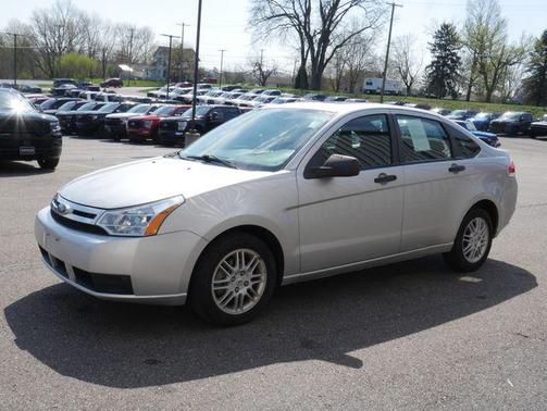 Ingot Silver Metallic 2010 Ford Focus SE