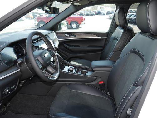 Bright White Clearcoat 2026 Jeep Grand Cherokee Altitude